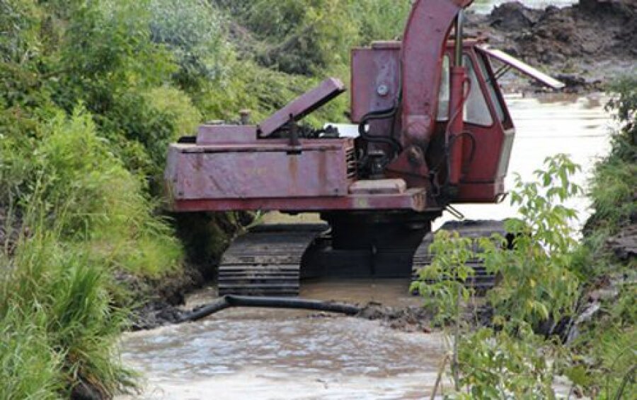 В Бологое при работах по углублению речки повреждена водопроводная труба