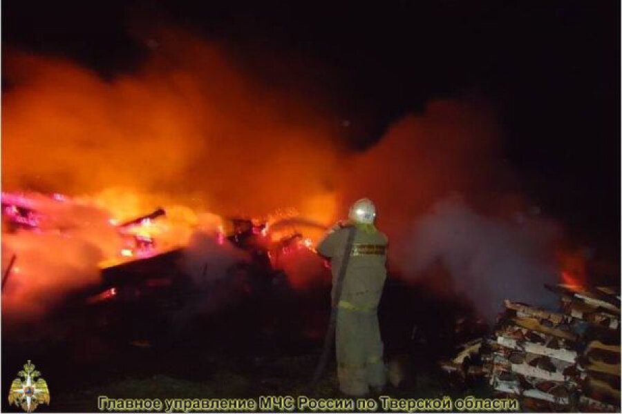 В Тверской области сгорел торговый павильон