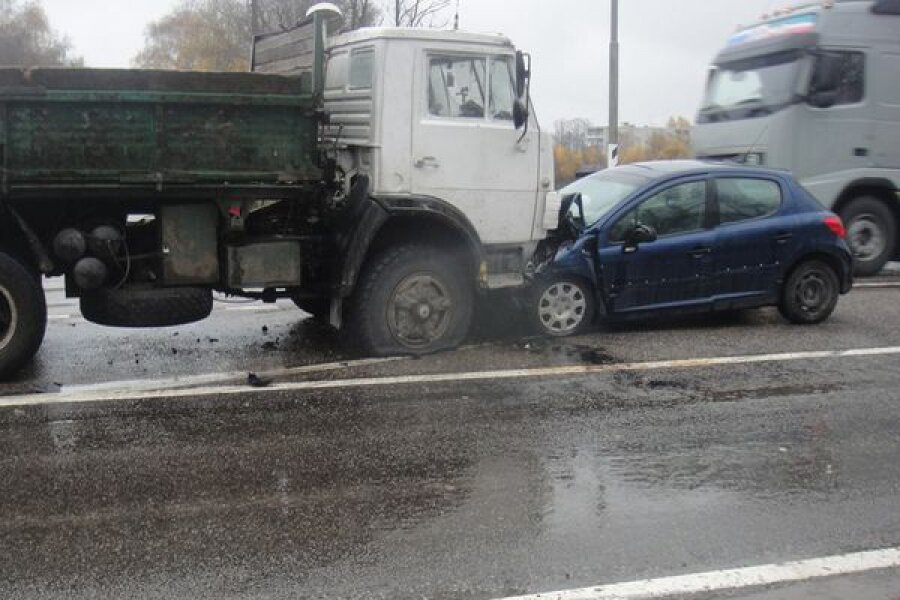 На трассе М-10 Peugeot-207 въехал в «Камаз»