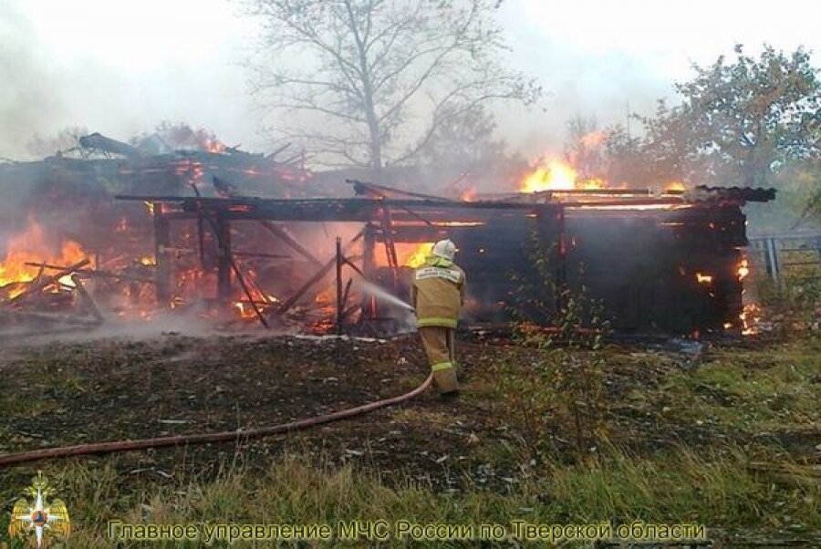 Человек пострадал при пожаре в хозпостройках в Вышневолоцком районе