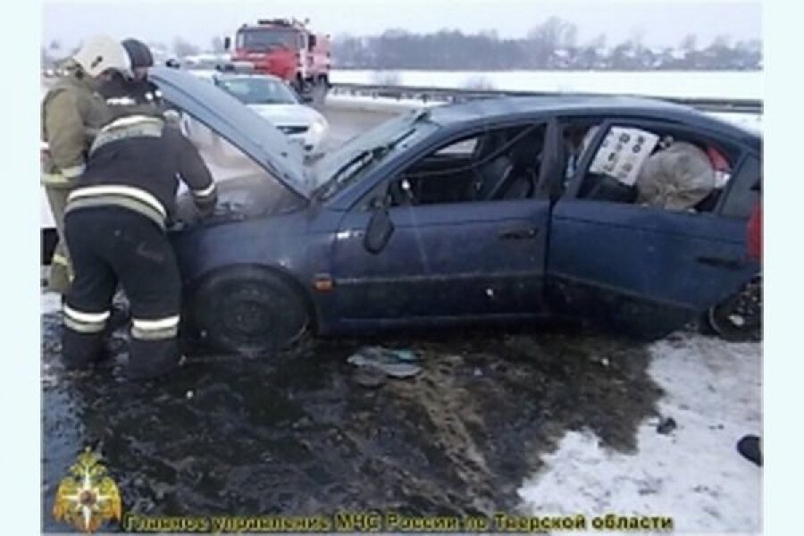 В Вышнем Волочке автомобиль вылетел в кювет, есть пострадавшие