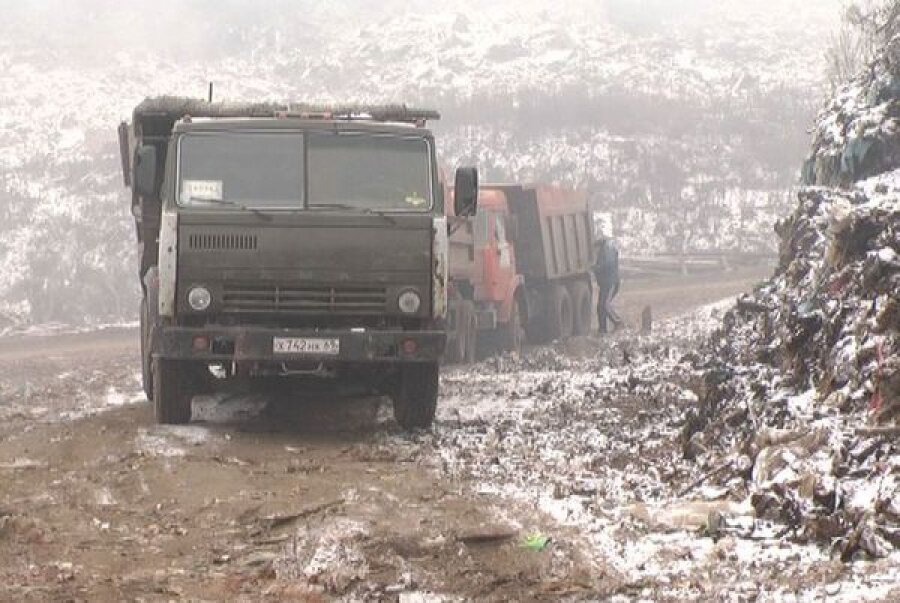 В Твери на городской свалке борются с очагами тления и задымлением