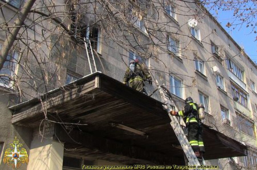 Во время пожара в пятиэтажке в Твери были эвакуированы 11 человек, пострадал лишь один из них