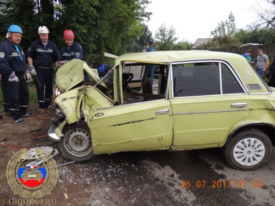 Два человека погибли при лобовом столкновении автомобилей в Твери