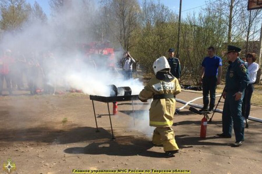 В Удомле прошли соревнования по пожарно-прикладному спорту среди школьников