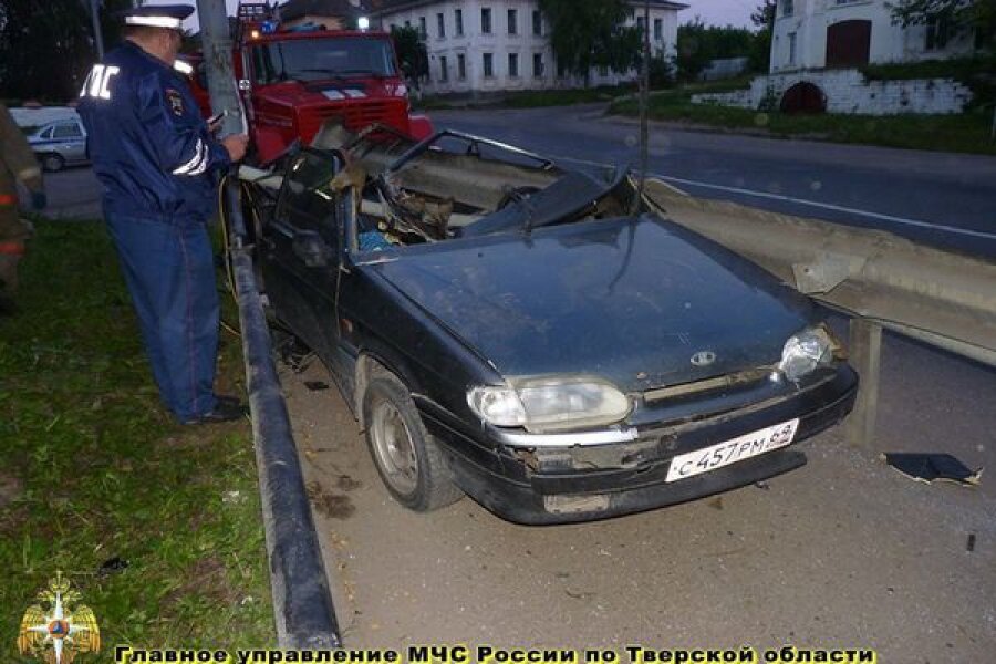 В Старицком районе легковушка врезалась в отбойник моста