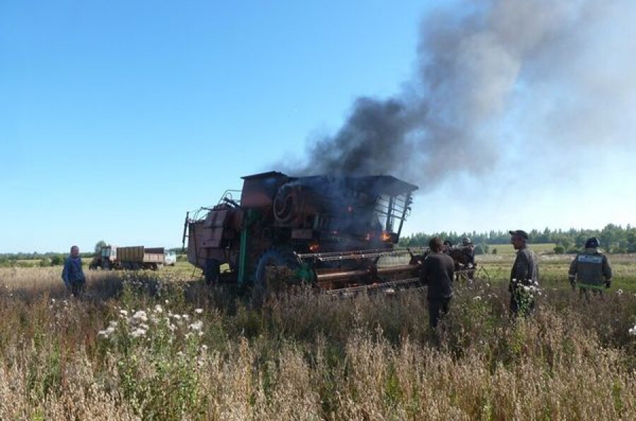 В Ржевском районе в поле сгорел комбайн