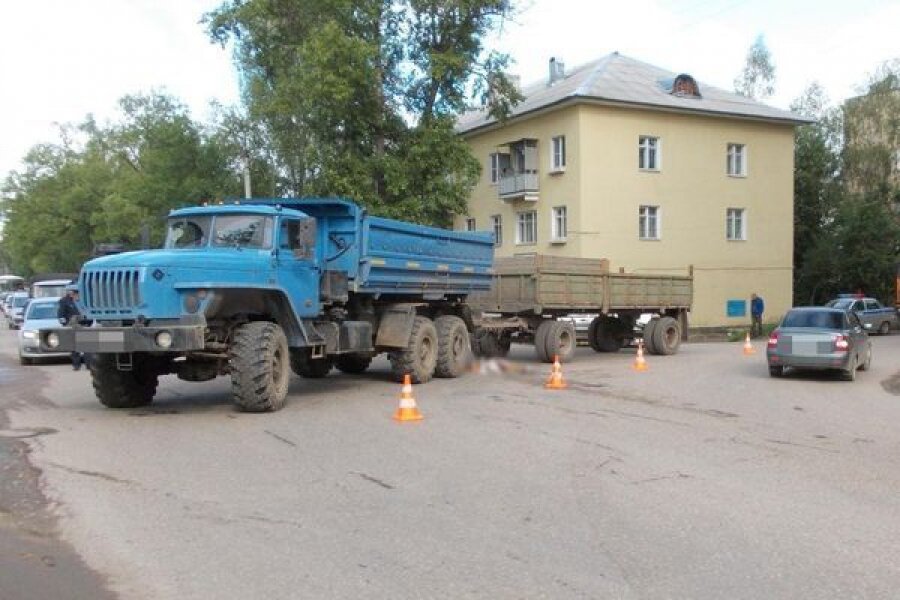 В Ржеве пожилая женщина погибла под колесами грузовика с прицепом