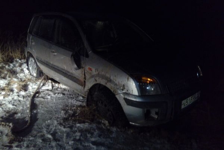 Два автомобиля оказались в кювете за один вечер на дороге Ржев-Осуга