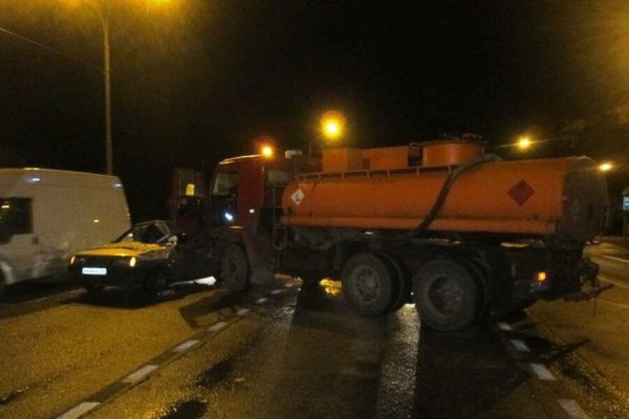 В Тверской области столкнулись КАМАЗ и ВАЗ