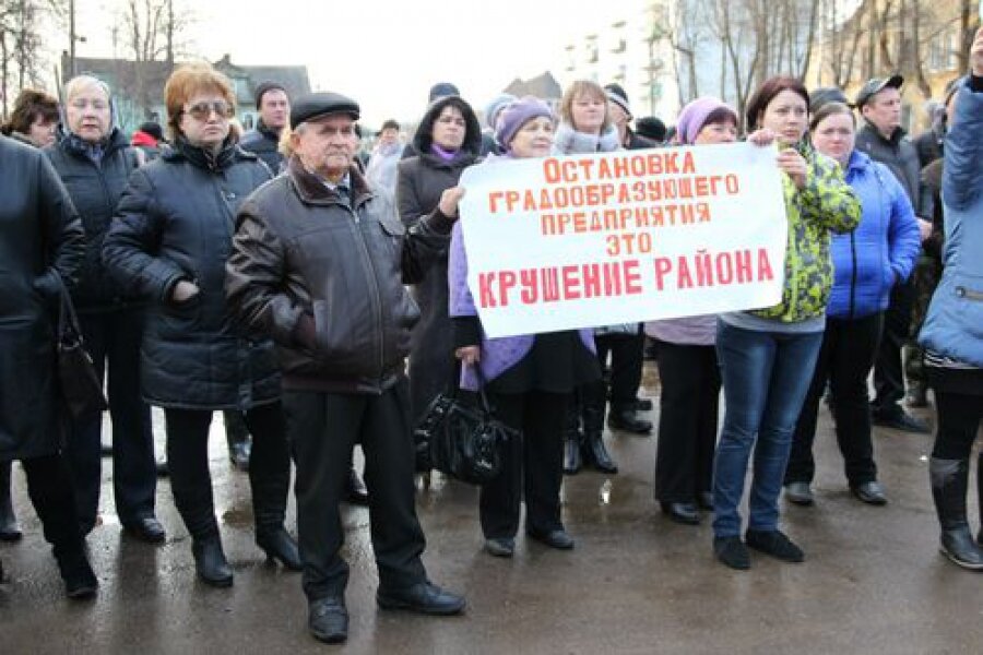 Спировский стекольный завод: работники протестуют, власти совещаются