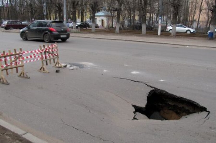 В Твери на проезжей части в Заволжье провалился асфальт