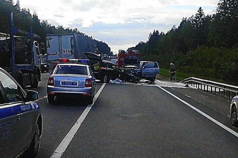 Один человек погиб и четверо пострадали в ДТП на трассе М-10 в Бологовском районе