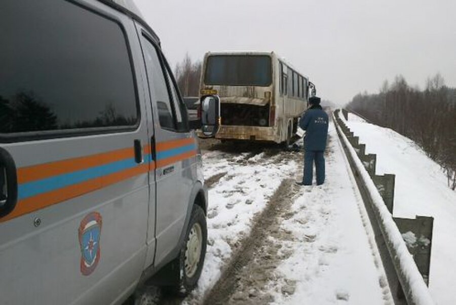 Под Тверью на трассе М-10 столкнулись грузовые автомобили