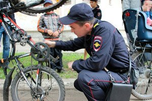 Полицейский и велосипед